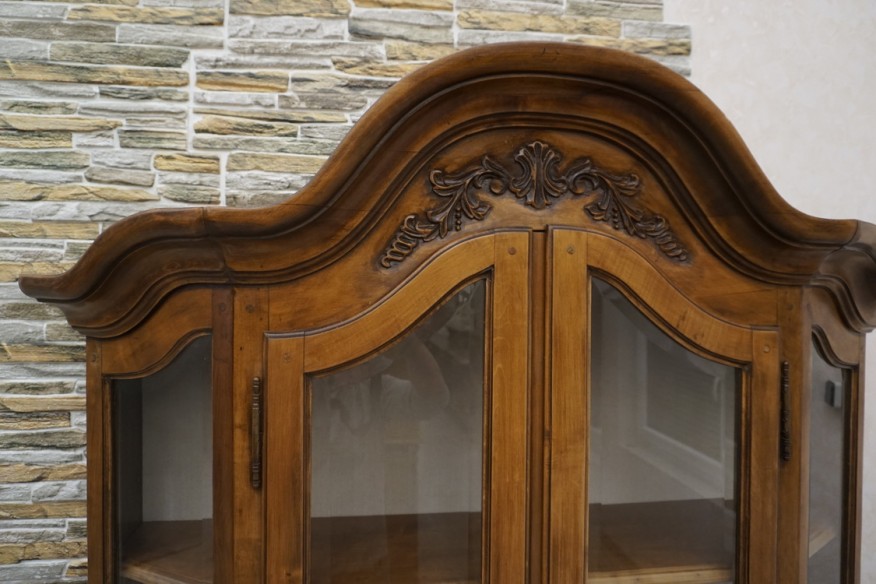 WITRYNA / BIBLIOTECZKA ORZECHOWA SZER. 136 CM