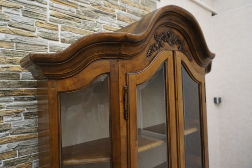 WITRYNA / BIBLIOTECZKA ORZECHOWA SZER. 136 CM