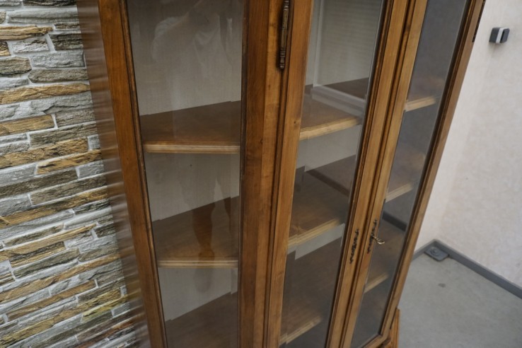 WITRYNA / BIBLIOTECZKA ORZECHOWA SZER. 136 CM