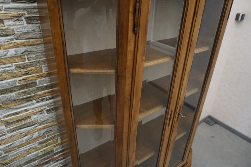 WITRYNA STYLOWA REGAŁ BIBLIOTEKA NA KSIĄŻKI ORZECHOWA SZER. 136 CM