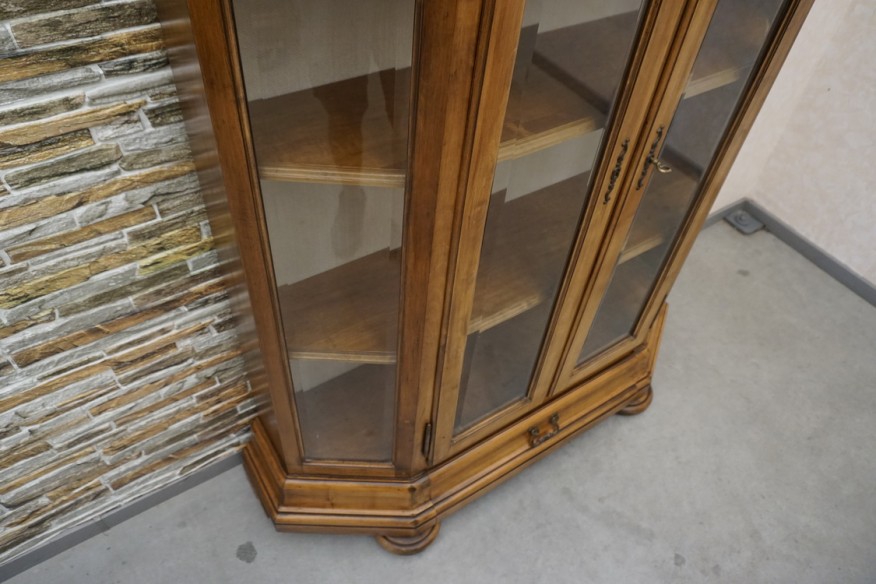 WITRYNA / BIBLIOTECZKA ORZECHOWA SZER. 136 CM