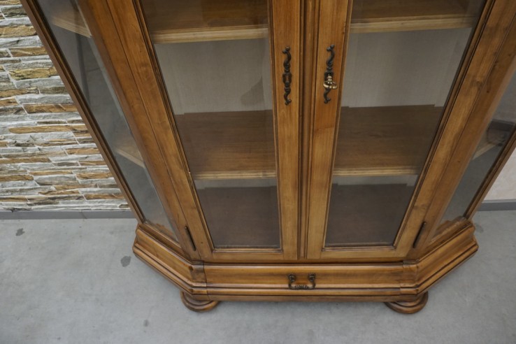 WITRYNA / BIBLIOTECZKA ORZECHOWA SZER. 136 CM