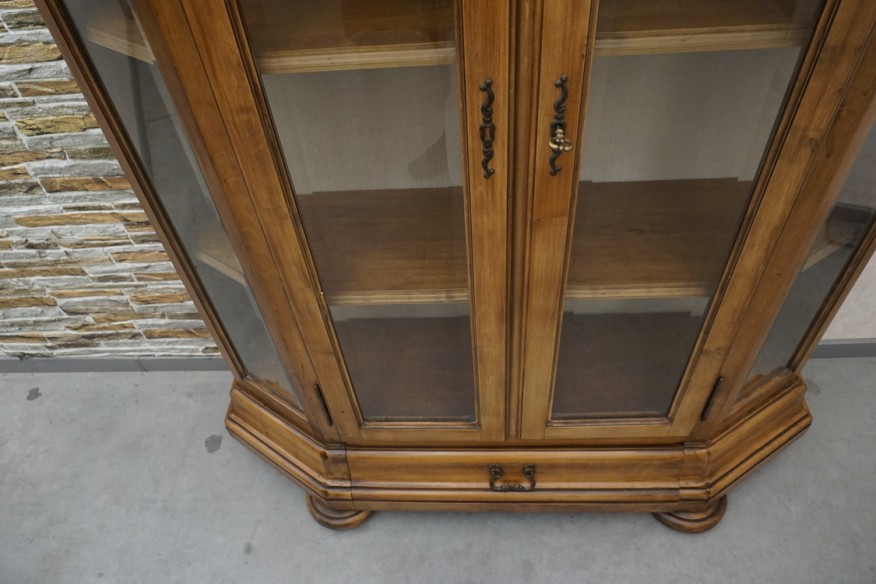 WITRYNA / BIBLIOTECZKA ORZECHOWA SZER. 136 CM