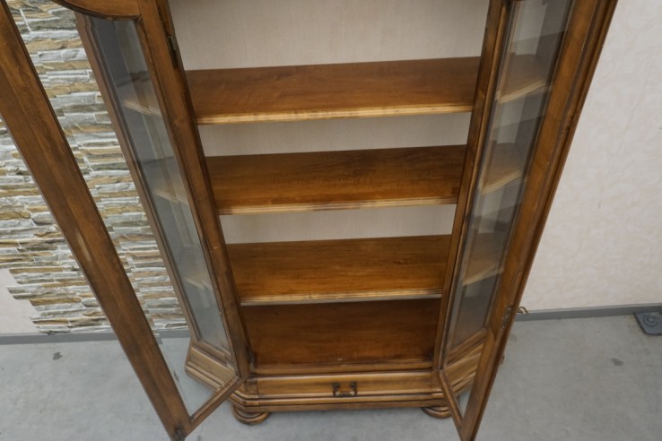 WITRYNA / BIBLIOTECZKA ORZECHOWA SZER. 136 CM