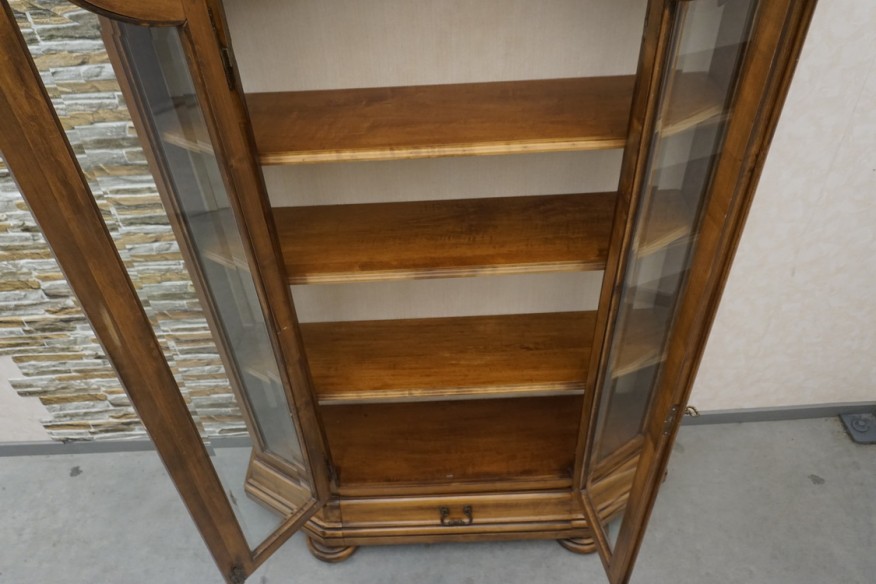 WITRYNA / BIBLIOTECZKA ORZECHOWA SZER. 136 CM