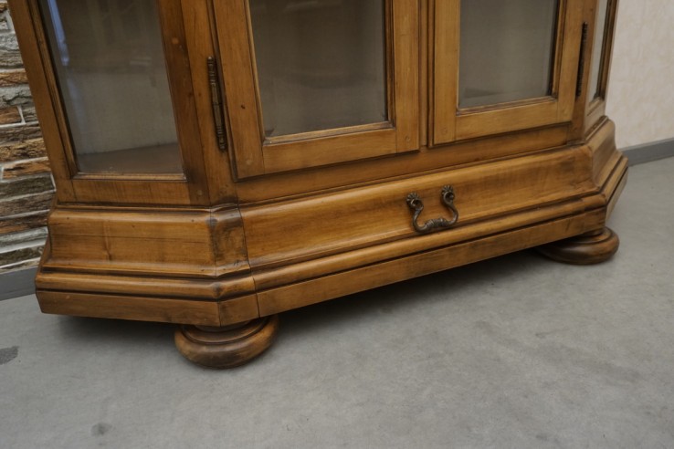 WITRYNA / BIBLIOTECZKA ORZECHOWA SZER. 136 CM