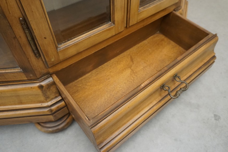 WITRYNA / BIBLIOTECZKA ORZECHOWA SZER. 136 CM