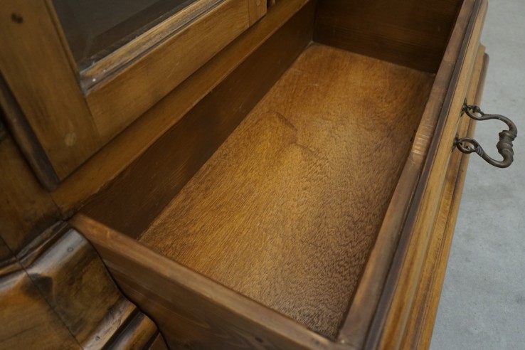WITRYNA / BIBLIOTECZKA ORZECHOWA SZER. 136 CM