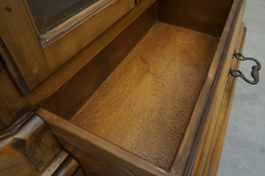 WITRYNA / BIBLIOTECZKA ORZECHOWA SZER. 136 CM