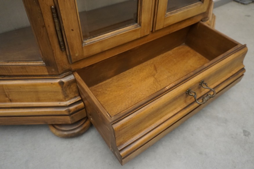 WITRYNA / BIBLIOTECZKA ORZECHOWA SZER. 136 CM