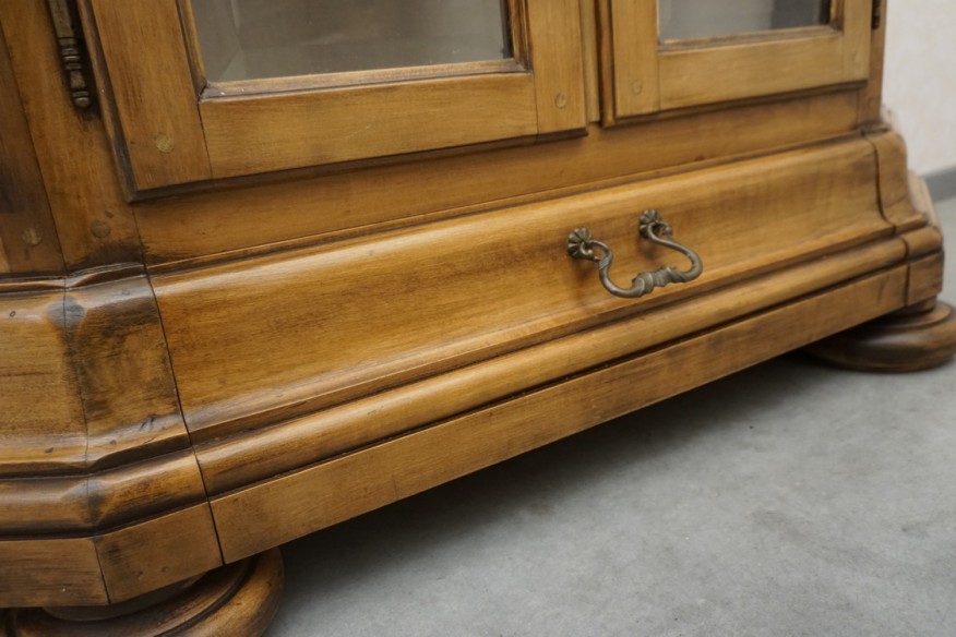 WITRYNA / BIBLIOTECZKA ORZECHOWA SZER. 136 CM