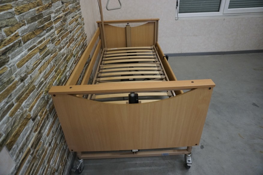 ŁÓZKO REHABILITACYJNE STEROWANE NA PILOTA 90x200