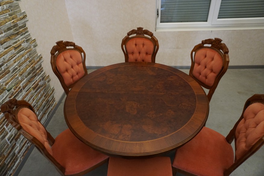 STÓŁ OKRĄGŁY INTARSJA ROZKŁADANY W STYLU CHIPPENDALE ŚREDNIA 120 CM