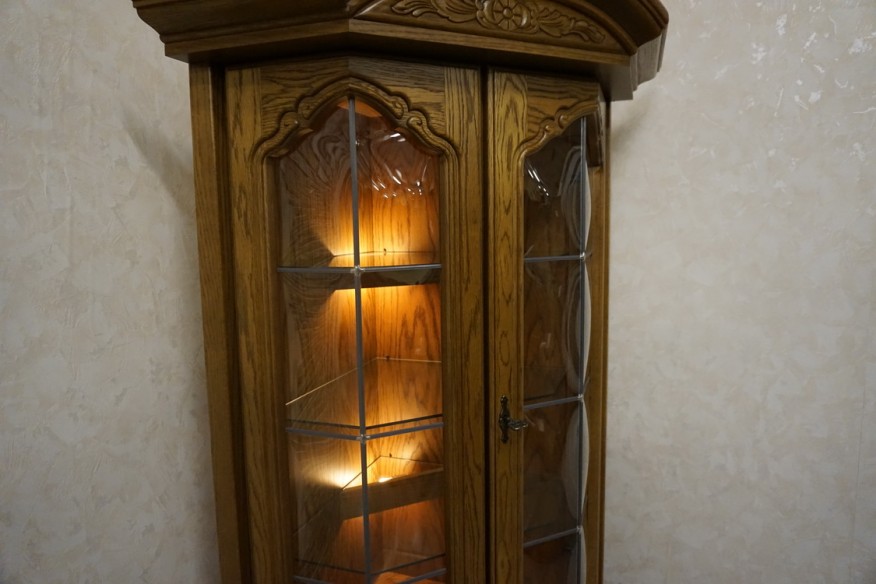 WITRYNA NAROŻNA DĘBOWA PODŚWIETLANA 65/65 CM