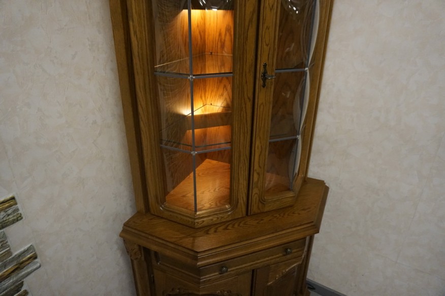 WITRYNA NAROŻNA DĘBOWA PODŚWIETLANA 65/65 CM