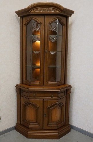 WITRYNA NAROŻNA ORZECHOWA PODŚWIETLANA 65/65 CM
