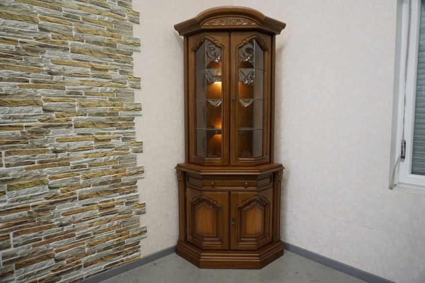 WITRYNA NAROŻNA ORZECHOWA PODŚWIETLANA 65/65 CM