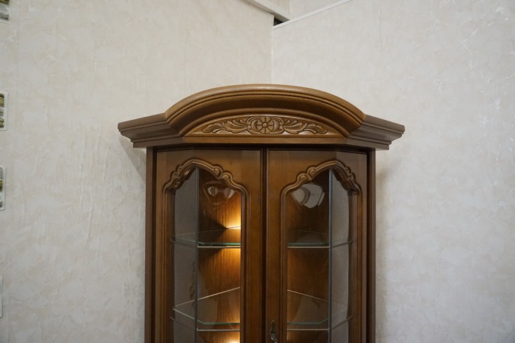 WITRYNA NAROŻNA ORZECHOWA PODŚWIETLANA 65/65 CM