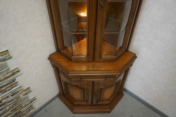 WITRYNA NAROŻNA ORZECHOWA PODŚWIETLANA 65/65 CM