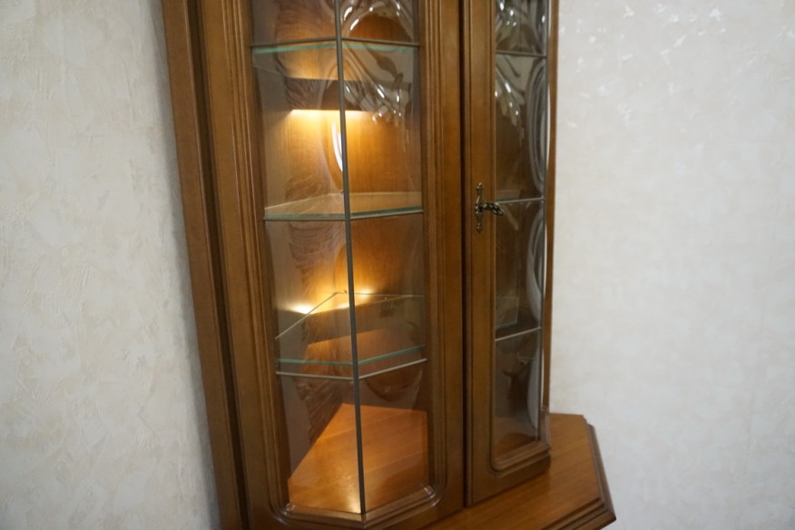 WITRYNA NAROŻNA ORZECHOWA PODŚWIETLANA 65/65 CM