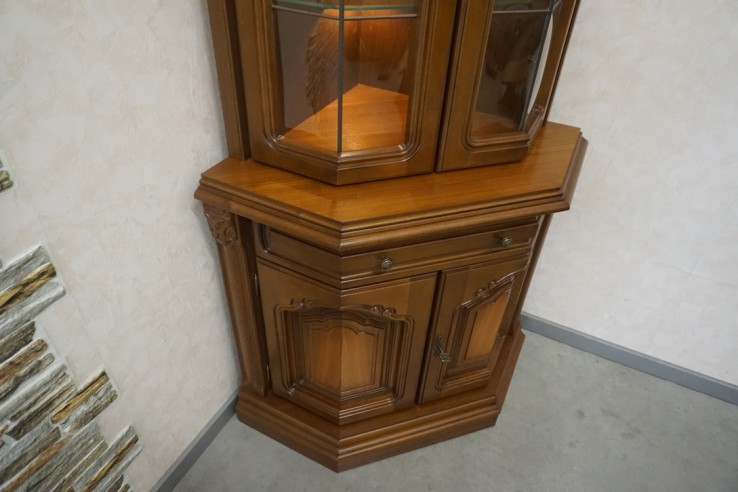 WITRYNA NAROŻNA ORZECHOWA PODŚWIETLANA 65/65 CM