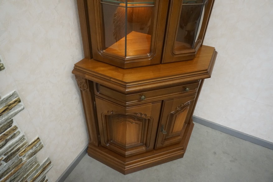 WITRYNA NAROŻNA ORZECHOWA PODŚWIETLANA 65/65 CM