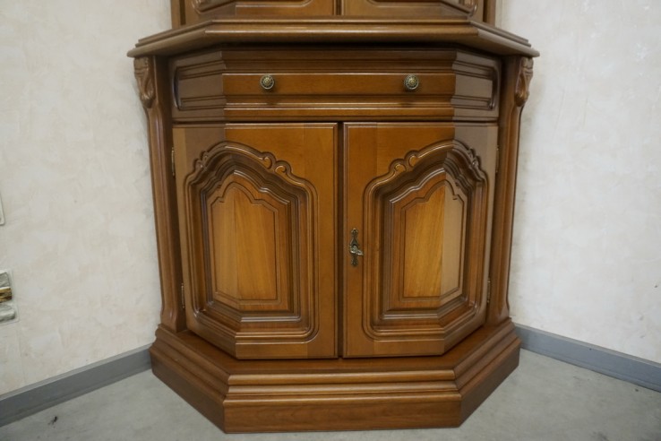 WITRYNA NAROŻNA ORZECHOWA PODŚWIETLANA 65/65 CM