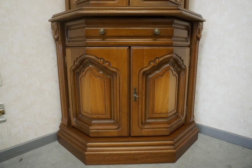 WITRYNA NAROŻNA ORZECHOWA PODŚWIETLANA 65/65 CM