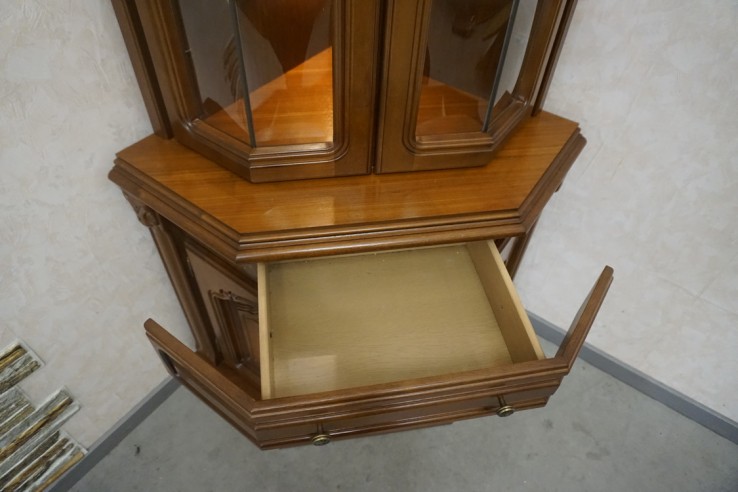 WITRYNA NAROŻNA ORZECHOWA PODŚWIETLANA 65/65 CM