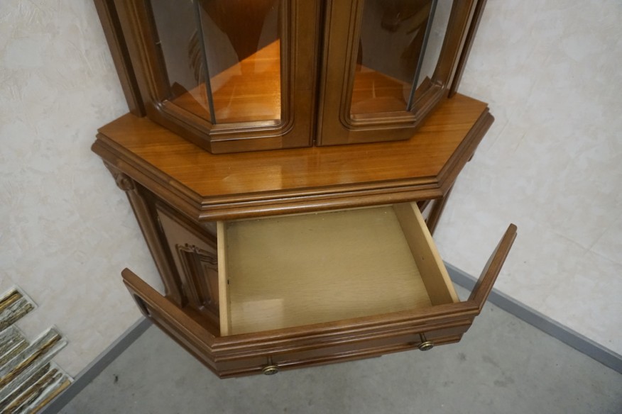 WITRYNA NAROŻNA ORZECHOWA PODŚWIETLANA 65/65 CM