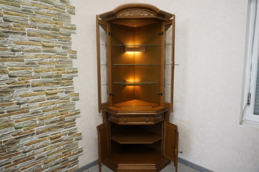 WITRYNA NAROŻNA ORZECHOWA PODŚWIETLANA 65/65 CM