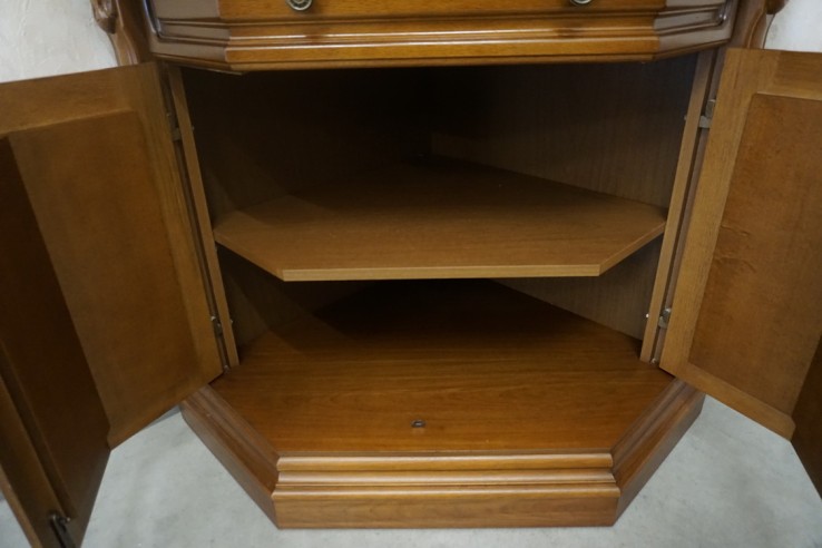 WITRYNA NAROŻNA ORZECHOWA PODŚWIETLANA 65/65 CM