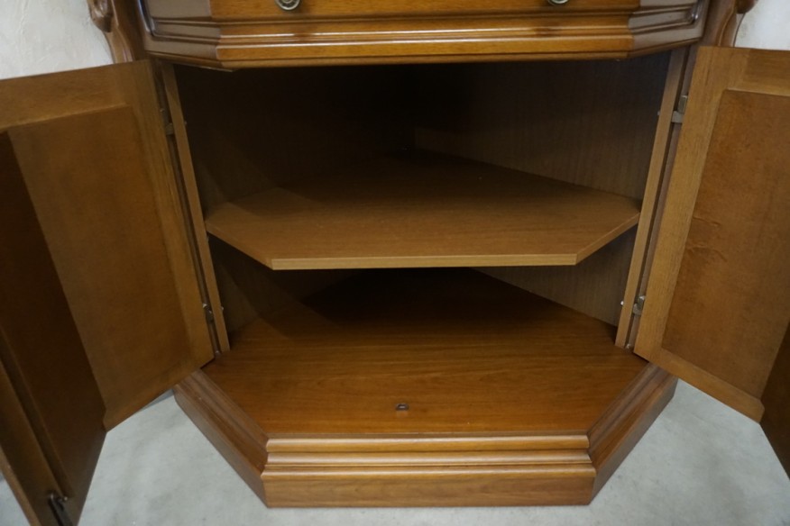 WITRYNA NAROŻNA ORZECHOWA PODŚWIETLANA 65/65 CM